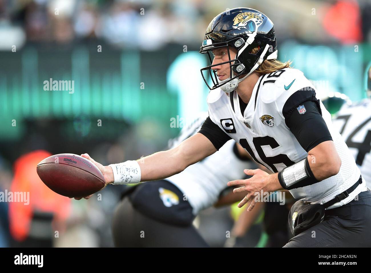 Jacksonville, FL, USA. 21st. November 2021. Der Jacksonville Jaguars  Quarterback Trevor Lawrence (16) wird vor dem Start des Halbfußballspiels  der NFL 49ers zwischen den San Francisco 1st und den Jacksonville Jaguars  auf