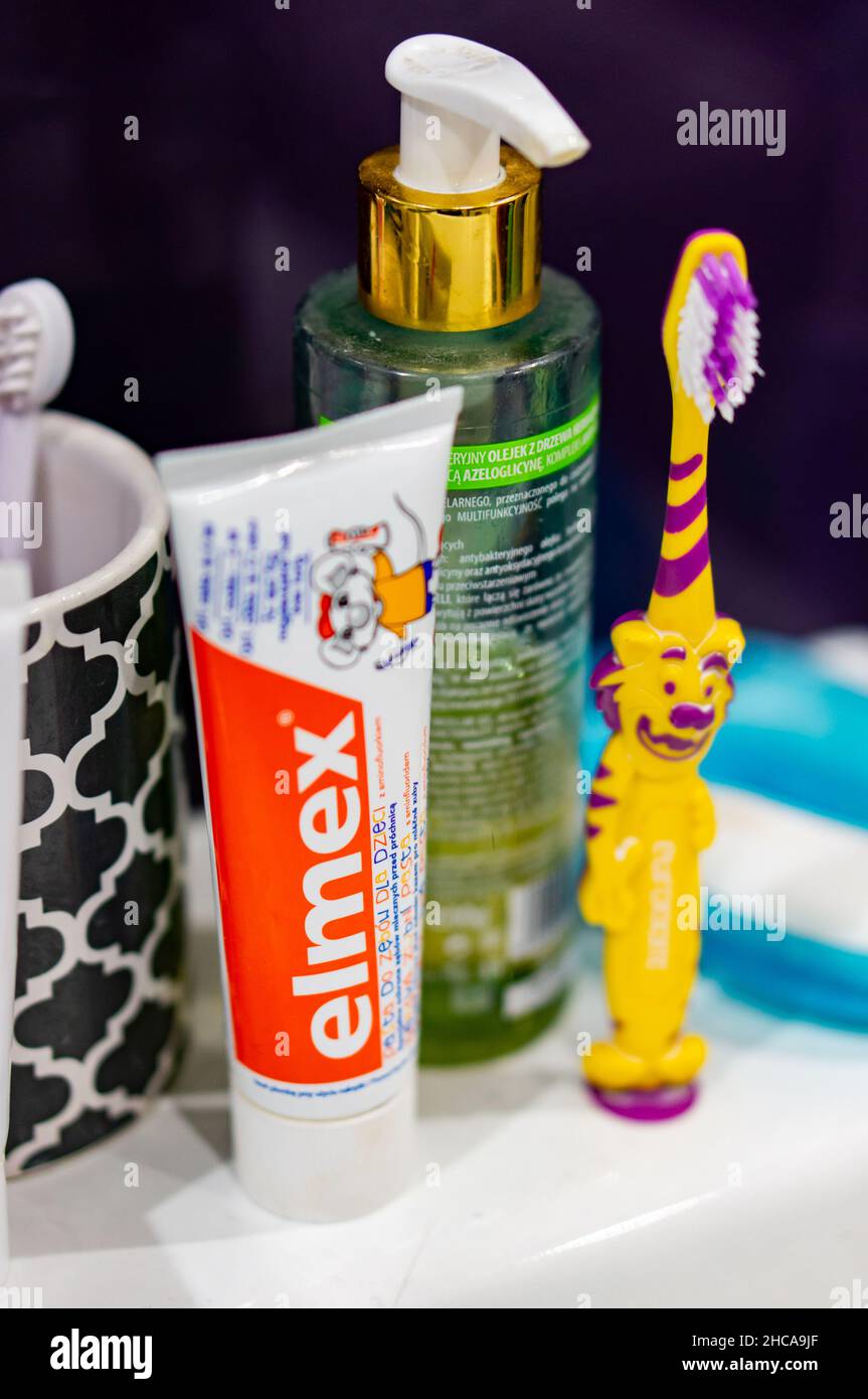 Toothpaste brand hi-res stock photography and images - Page 2 - Alamy