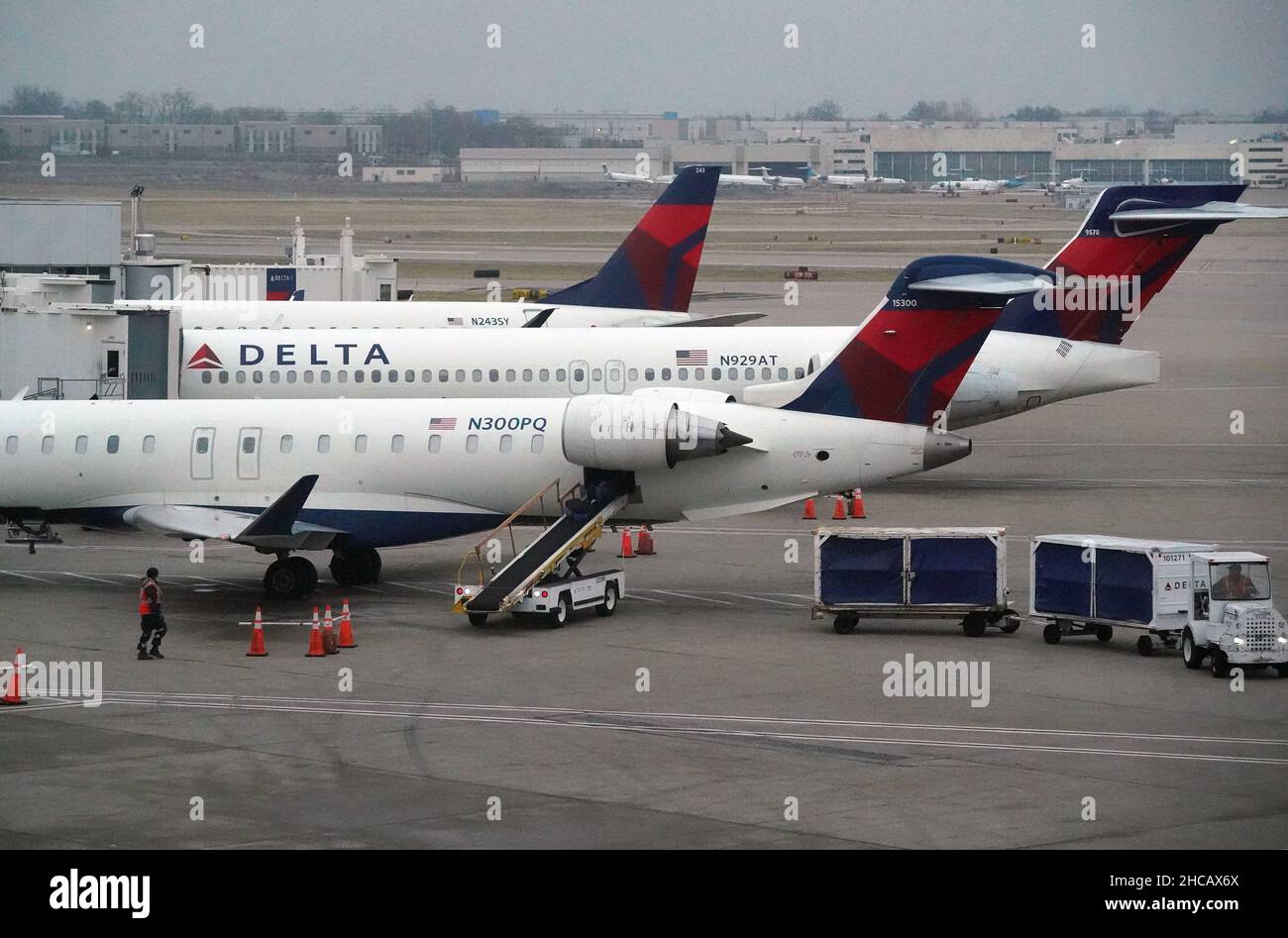 St. Louis, United States. 26th Dec, 2021. Delta jets sit idle at St. Louis-Lambert International Airport in St. Louis on Sunday, December 26, 2021. Over 4,000 flights have been delayed or canceled across the country because of the latest omicron coronavirus surge. United and Delta have blamed coronavirus for staffing problems that led to cancellations. Photo by Bill Greenblatt/UPI Credit: UPI/Alamy Live News Stock Photo