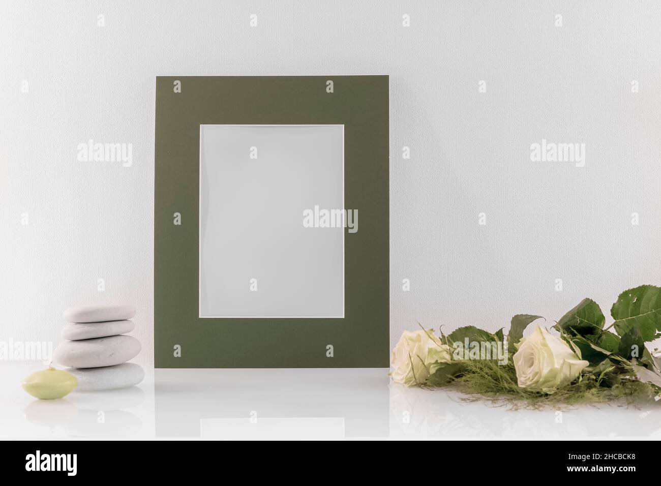 Empty photo frame to write a message, invitation, wishes, photography ...