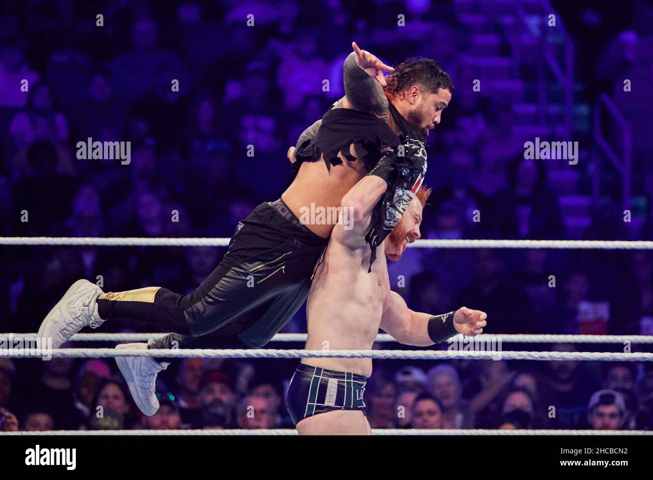 Tampa, Florida, USA. 26th Dec. 2021. Kofi Kingston vs Sami Zayn during WWE  fight at Amalie Arena. Credit: Yaroslav Sabitov/YES Market Media/Alamy Live  News Stock Photo - Alamy