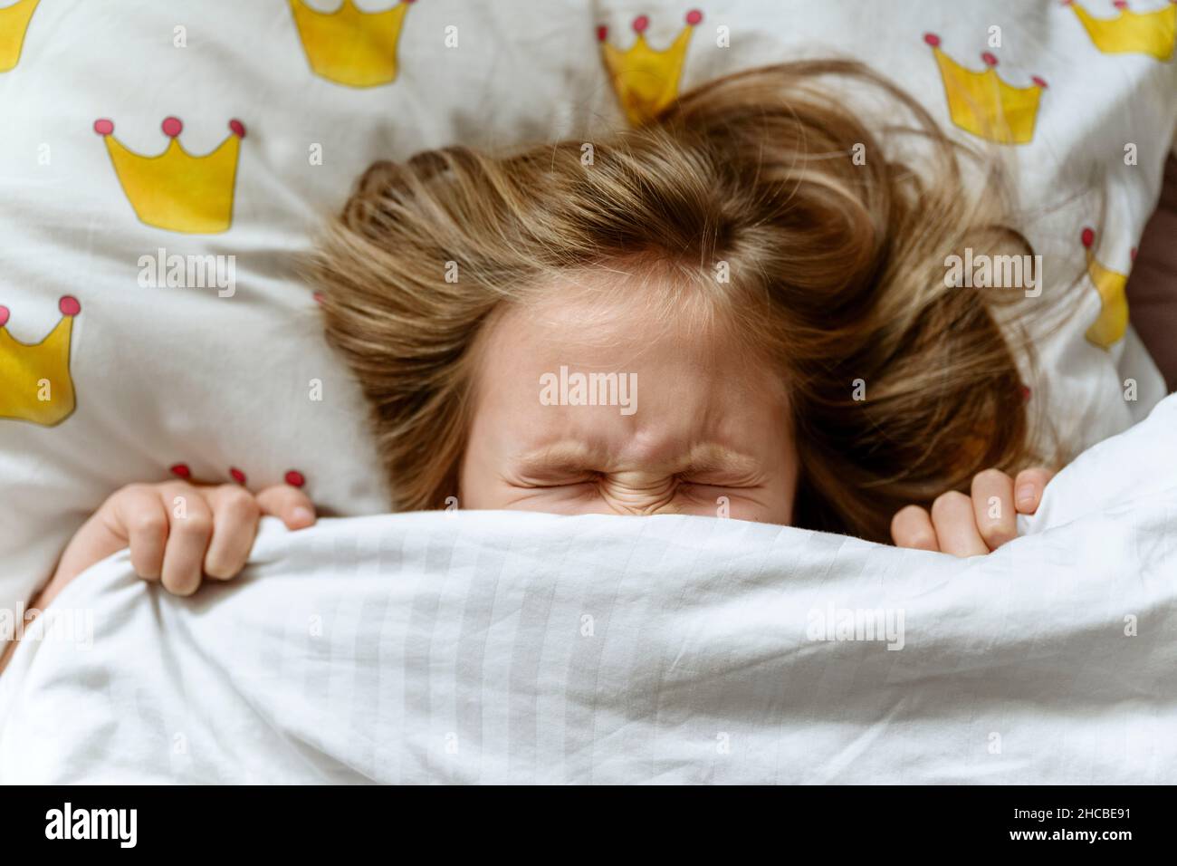 Sisters wearing winter clothes hi-res stock photography and images - Alamy