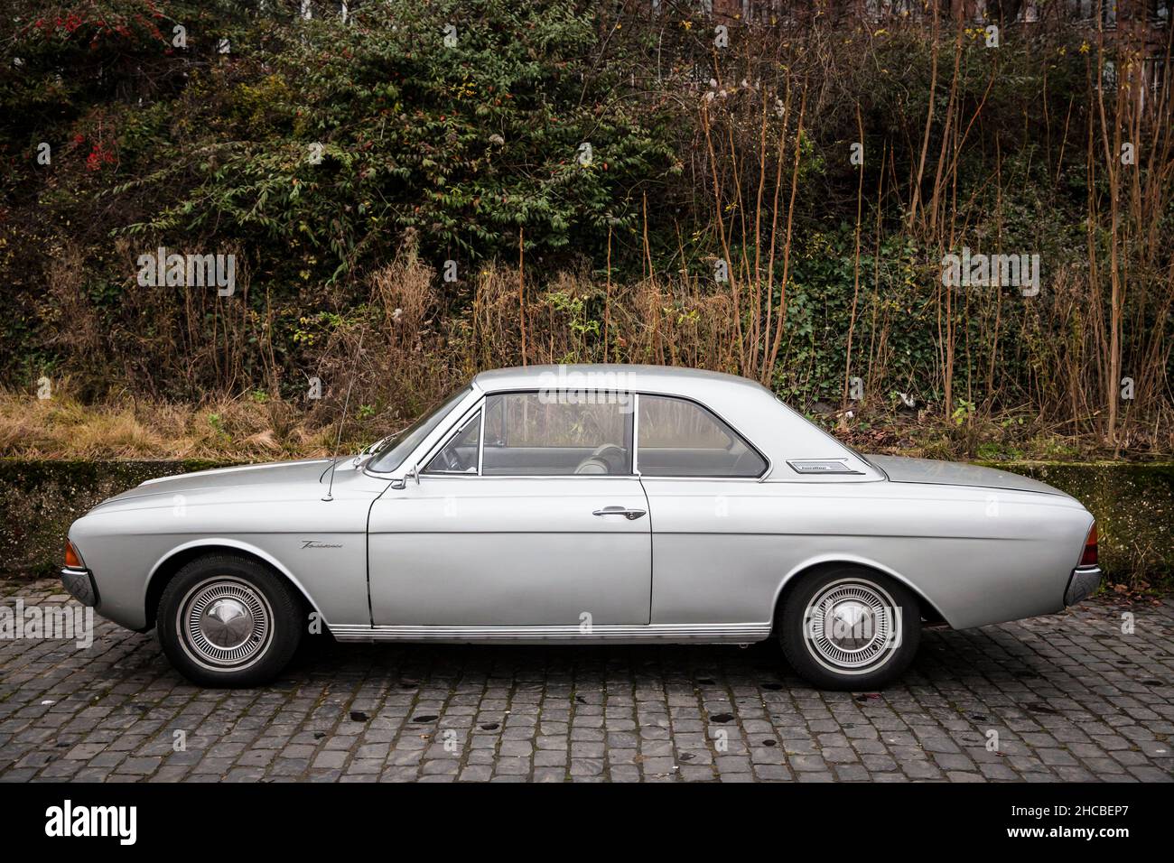 a Ford Taunus 20m TS from the 1960s is parked at the banks of the river Rhine, Cologne, Germany. ein Ford Taunus 20m TS aus den 1960er Jahren steht a Stock Photo