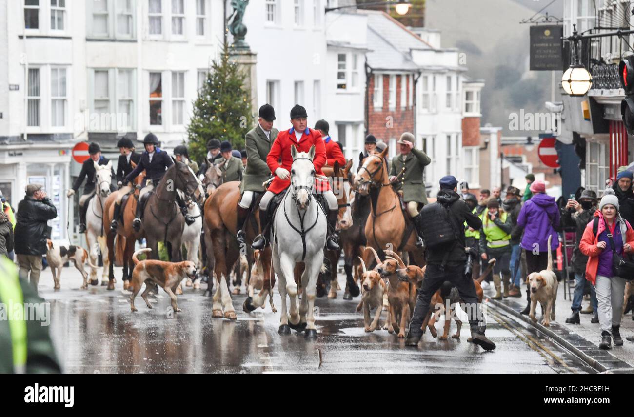 Lewes UK 27th December 2021 - The Southdown and Eridge Hunt parade through Lewes town centre on the Boxing Day bank holiday in the UK : Credit Simon Dack / Alamy Live News Stock Photo