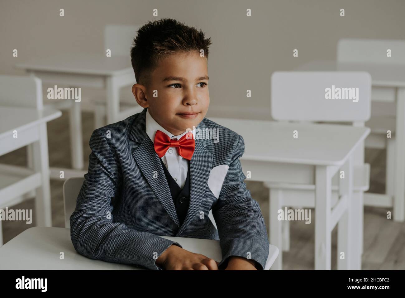 Gray suit red tie hi-res stock photography and images - Alamy
