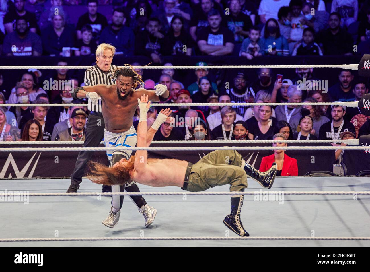 Tampa, Florida, USA. 26th Dec. 2021. Kofi Kingston vs Sami Zayn during WWE fight at Amalie Arena. Credit: Yaroslav Sabitov/YES Market Media/Alamy Live News Stock Photo