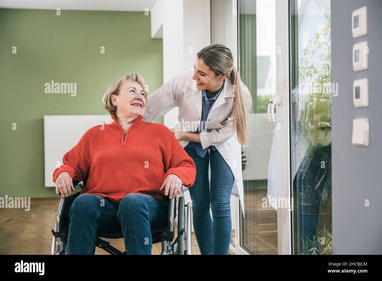 Care worker smiling patient hi-res stock photography and images - Alamy