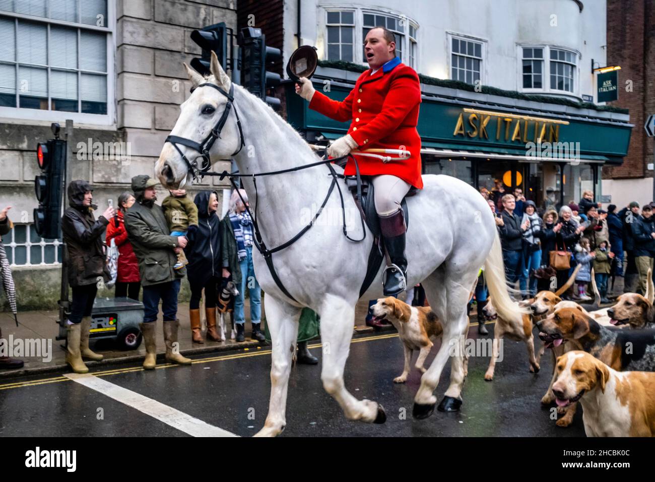 Lewes, UK. 27th Dec, 2021. The Southdown and Eridge Hunt arrive in Lewes High Street for their annual Boxing Day meeting, The event was switched this year to the 27th as Boxing Day fell on the Sunday. Credit: Grant Rooney/Alamy Live News Stock Photo