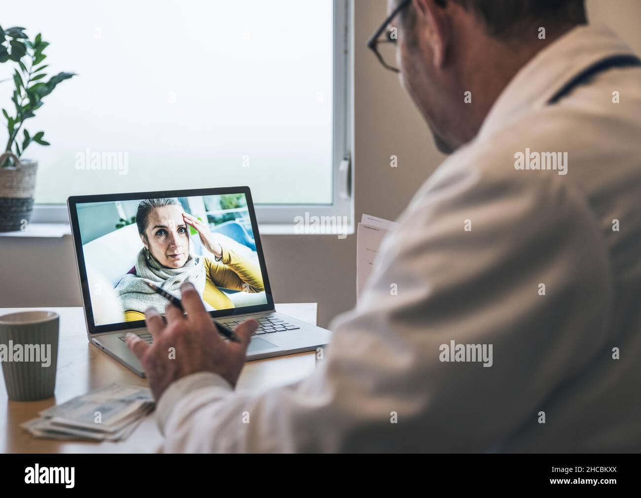 Video call doctor hi-res stock photography and images - Page 20 - Alamy