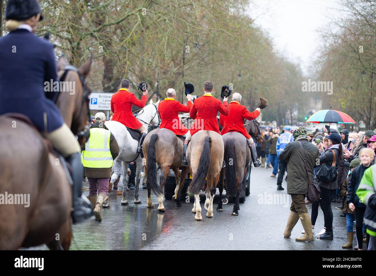 Tenterden, Kent, UK. 27 December, 2021. The annual Boxing Day meet of the  Ashford Valley Tickham Hunt goes ahead in the centre of Tenterden in Kent.  Hounds and horses pass by 'The