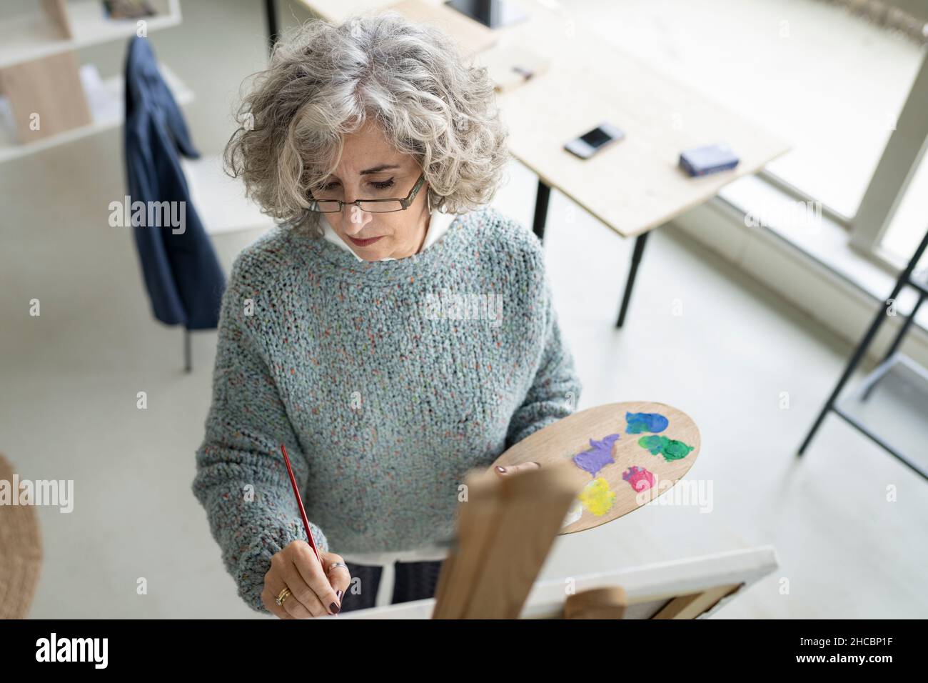 Woman holding color palette hi-res stock photography and images - Alamy
