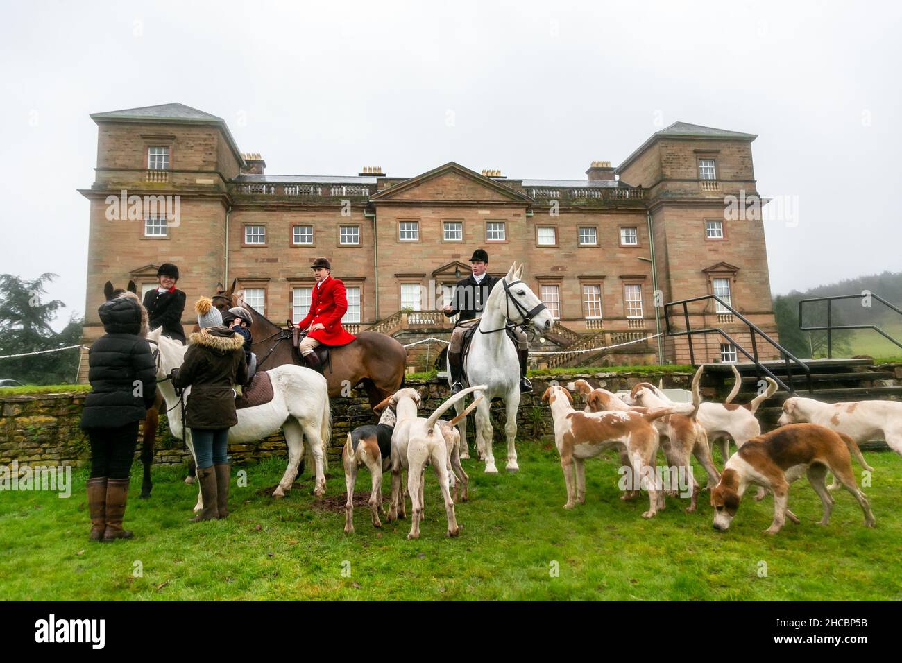 Hagley, Worcestershire, UK. 27th Dec, 2021. Horses and hounds gather for the first meet at Hagley Hall since the Coronavirus pandemic. The Albrighton and Woodland Hunt meet annually at Hagley Hall in Worcestershire. Credit: Peter Lopeman/Alamy Live News Stock Photo