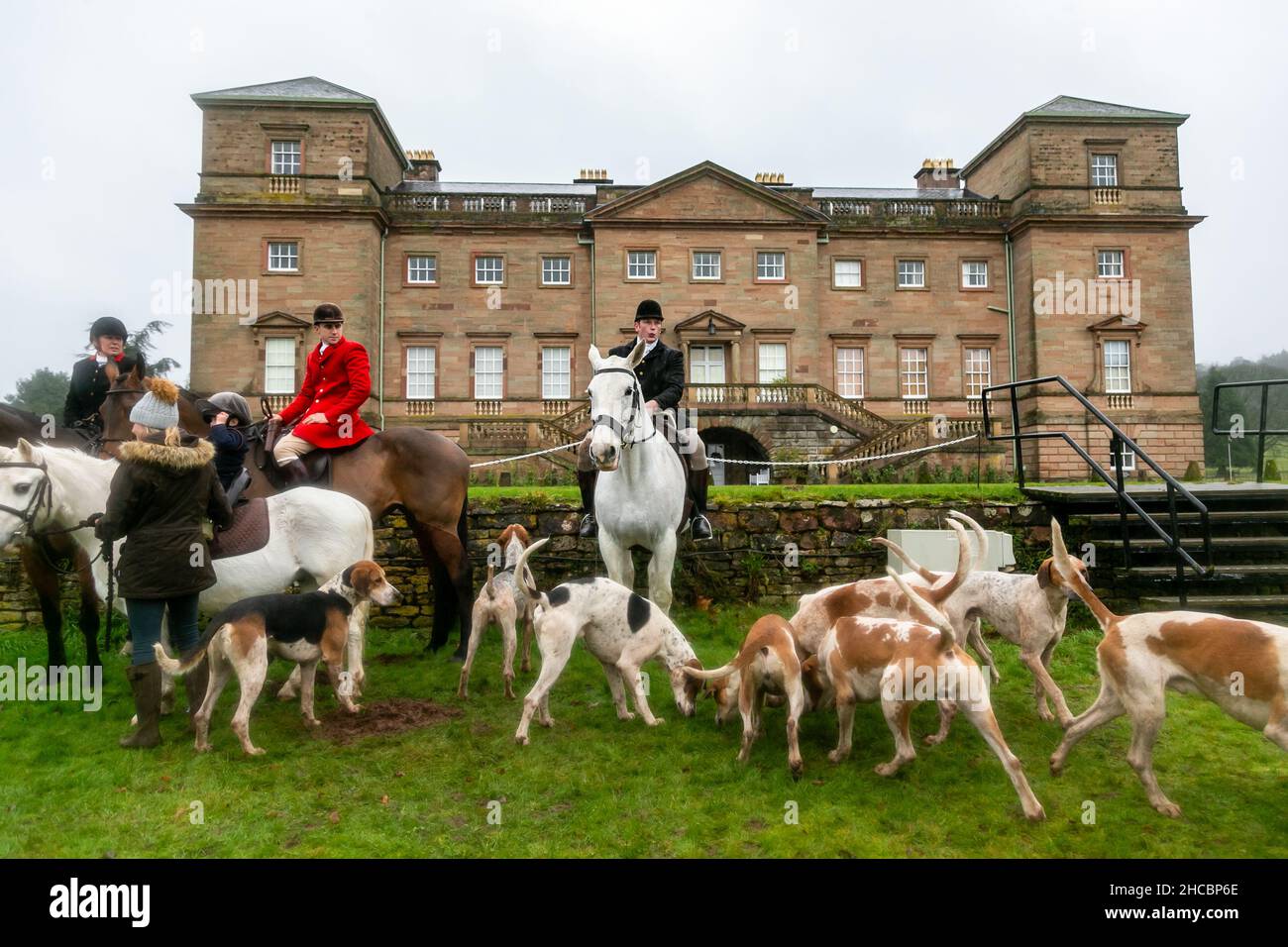 Hagley, Worcestershire, UK. 27th Dec, 2021. Horses and hounds gather for the first meet at Hagley Hall since the Coronavirus pandemic. The Albrighton and Woodland Hunt meet annually at Hagley Hall in Worcestershire. Credit: Peter Lopeman/Alamy Live News Stock Photo