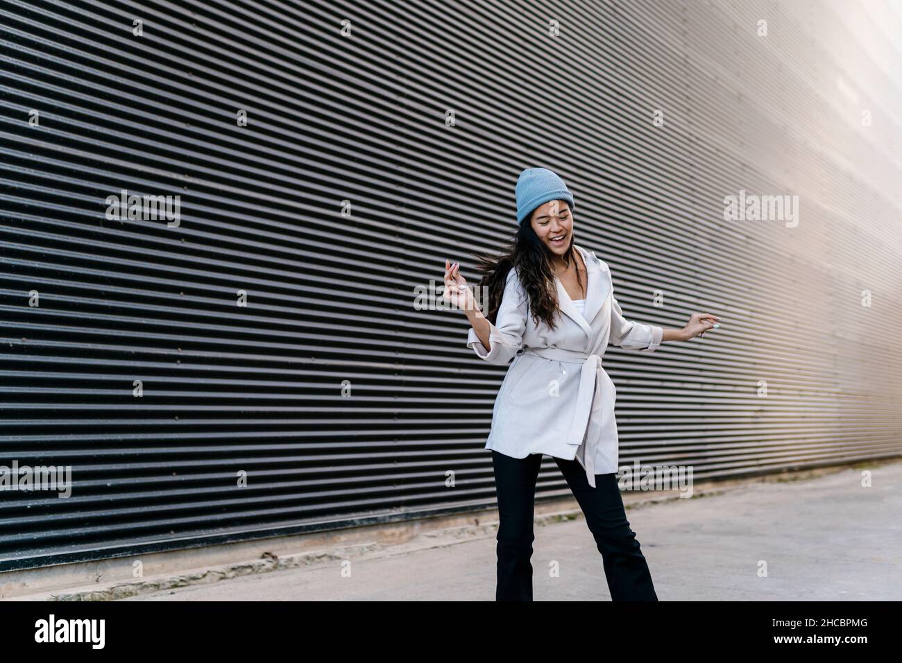Dancing chinese woman hi-res stock photography and images - Alamy