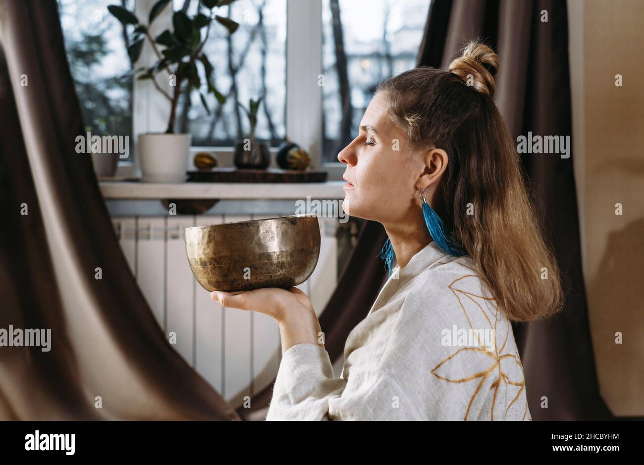 Sound healing with singing bowls, vibration massage and alternative