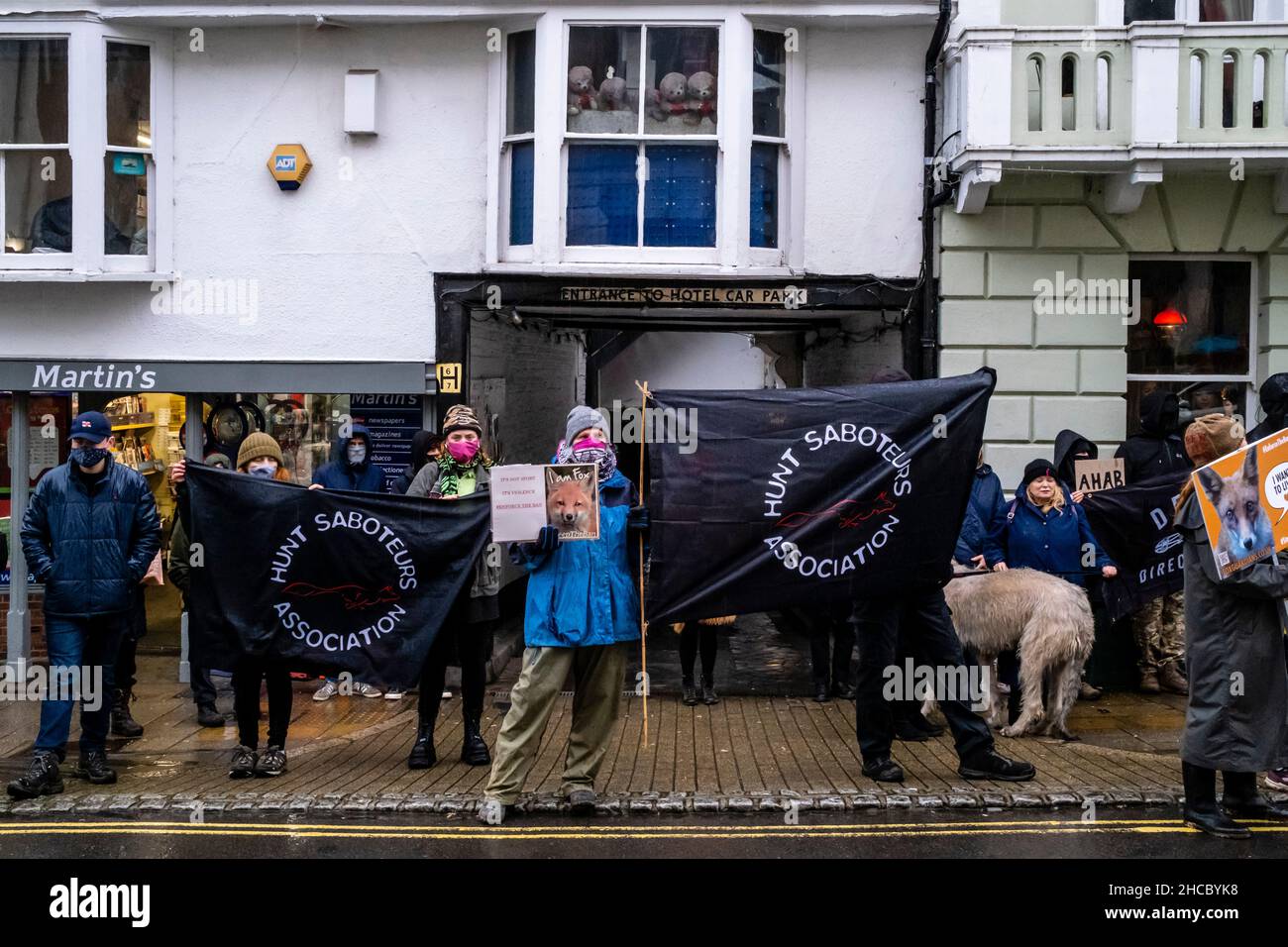 Lewes, UK. 27th Dec, 2021. A group of anti hunt protesters wait for the The Southdown and Eridge Hunt to arrive in Lewes High Street for their annual Boxing Day meeting, The event was switched this year to the 27th as Boxing Day fell on the Sunday. Credit: Grant Rooney/Alamy Live News Stock Photo