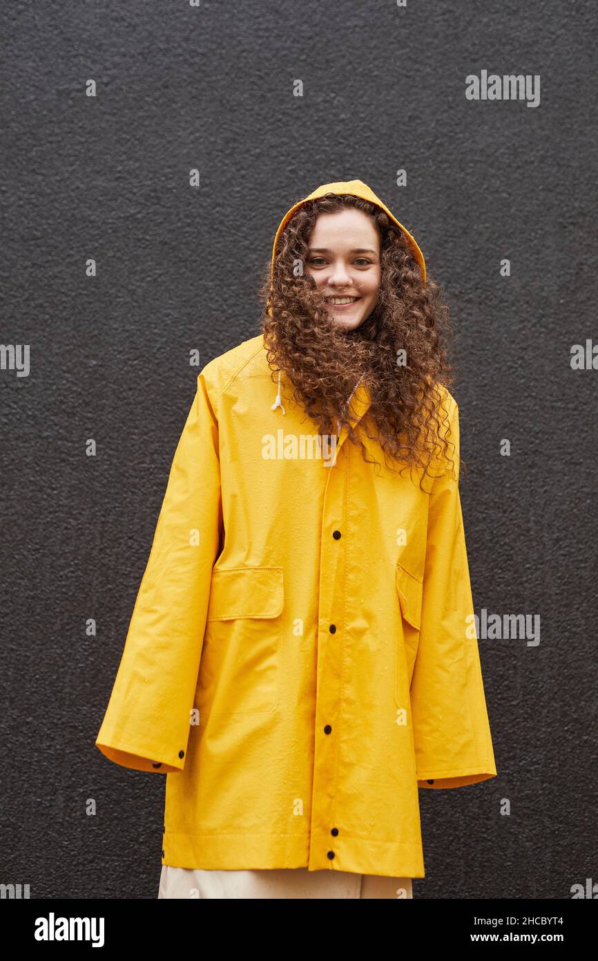 Yellow raincoat dark fotografías e imágenes de alta resolución - Alamy