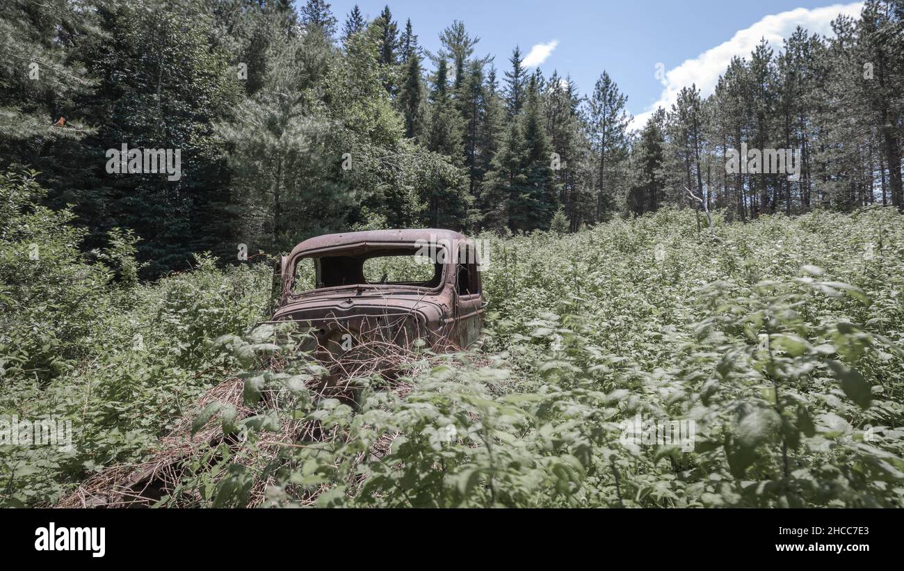 Abandoned truck in a field Stock Photo - Alamy