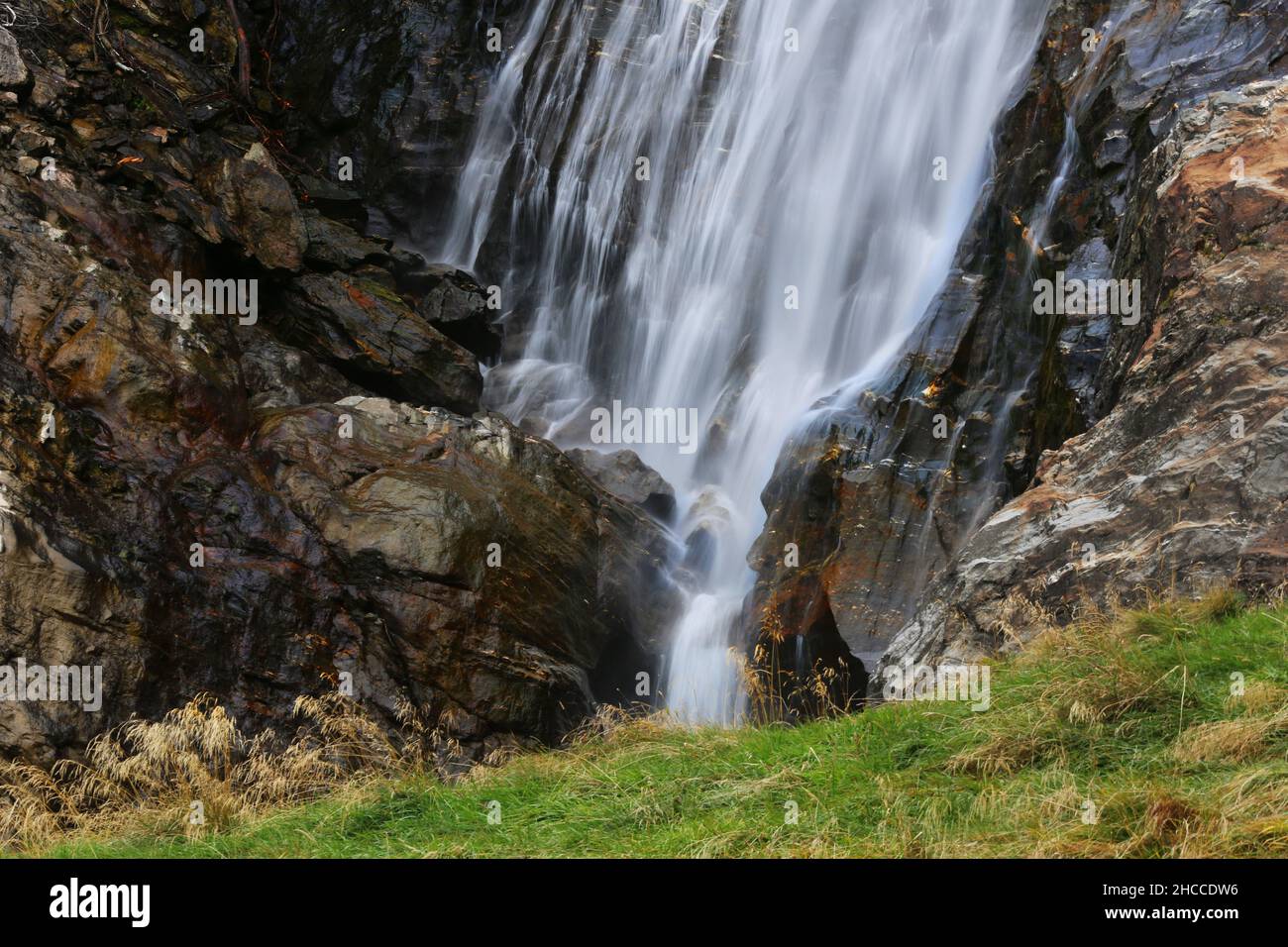 Wasserfall, Dolomiten, Südtirol, tosendes wildes Wasser stürzt von dem Berg und den Felsen herunter Stock Photo