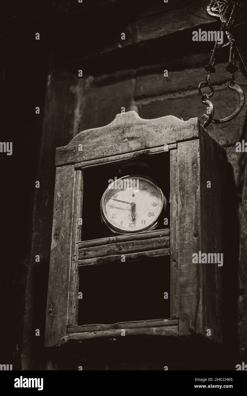 Vintage wall clock hi-res stock photography and images - Alamy