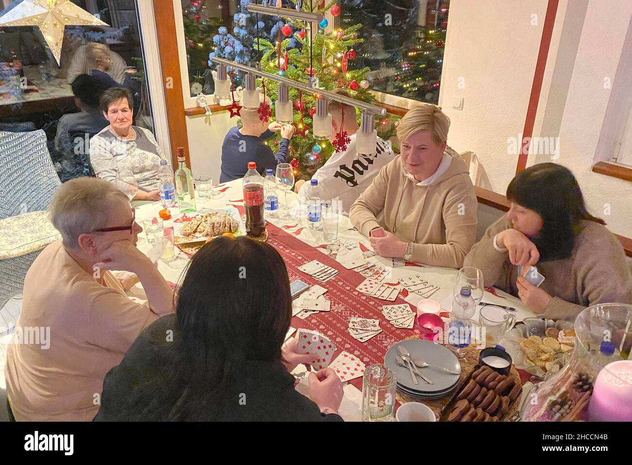 Rudolstadt, Deutschland. 25th Dec, 2021. Family with three generations celebrates Weihafterten 2021 in the Coronavirus with a card game, game evening, games, pandemic, family celebration, Christmas Eve, Weihafterten, Credit: dpa/Alamy Live News Stock Photo