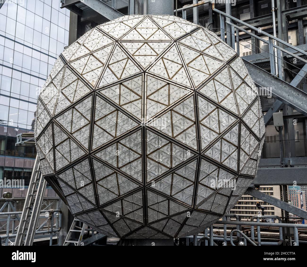 The Waterford Crystal New Year's Eve Ball is prepared for the NYE's eve ball drop atop One Times Square in New York, NY, on Dec. 27, 2021. The geodesic sphere is 12 feet in diameter, weighs 11,875 pounds, and is covered with 2,688 Waterford Crystal triangles -192 triangles introduce the new 'Gift of Wisdom.' (Photo by Gabriele Holtermann/Sipa USA) Stock Photo