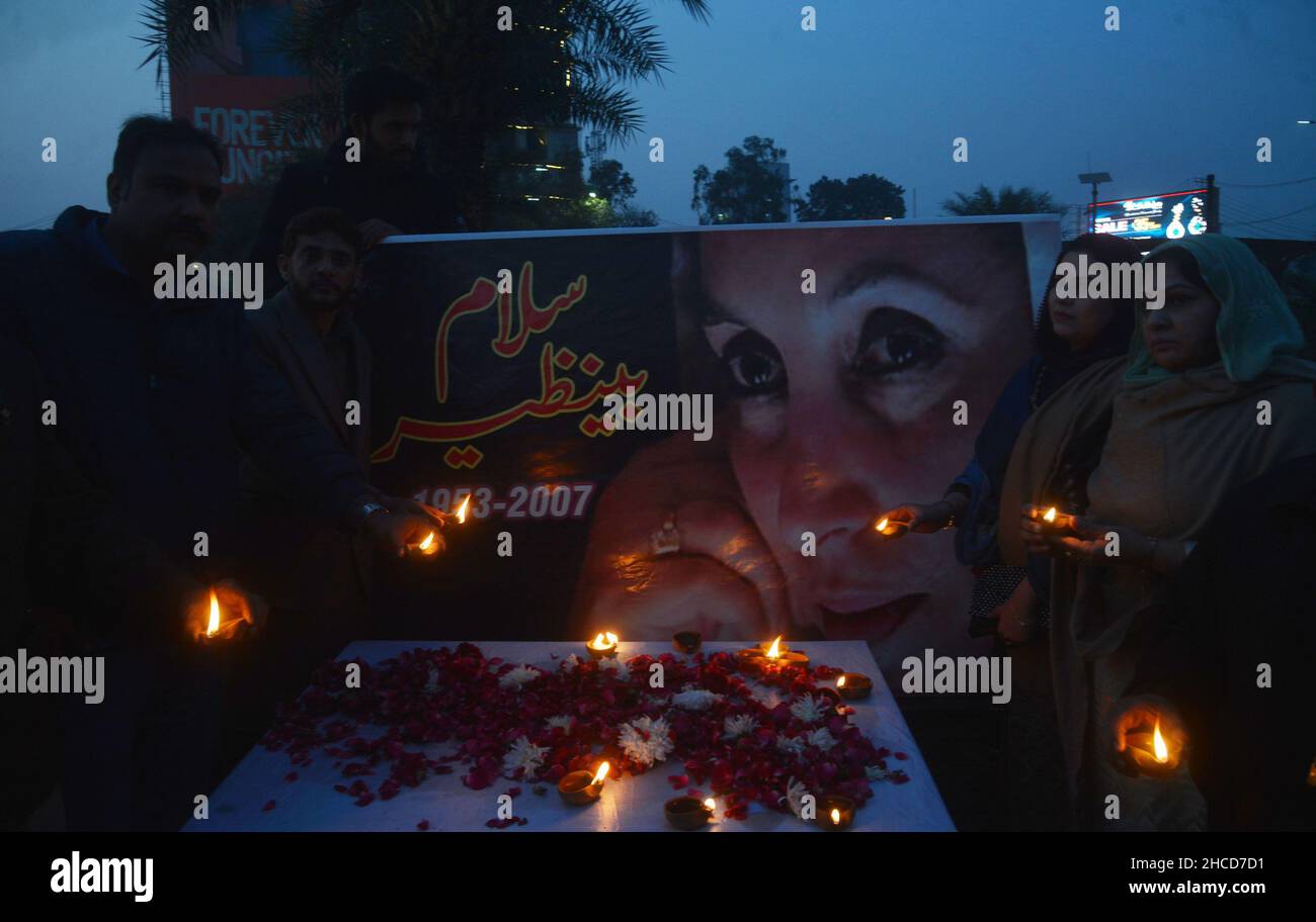 Lahore, Pakistan. 27th Dec, 2021. Activists of Pakistani People Party (PPP) enlighten the earth lamp during 14th death anniversary of former prime minister of Pakistan Mohtarma Benazir Bhutto at liberty chowk Lahore (Photo by Rana Sajid Hussain/Pacific Press) Credit: Pacific Press Media Production Corp./Alamy Live News Stock Photo