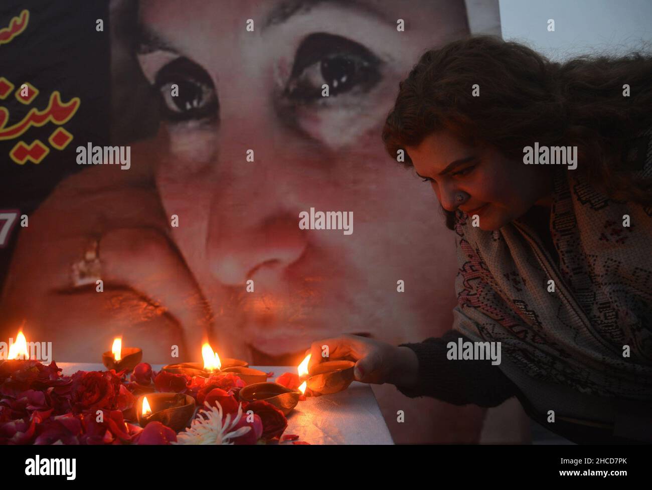 Lahore, Punjab, Pakistan. 27th Dec, 2021. Activists of Pakistani People Party (PPP) enlighten the earth lamp during 14th death anniversary of former prime minister of Pakistan Mohtarma Benazir Bhutto at liberty chowk Lahore (Credit Image: © Rana Sajid Hussain/Pacific Press via ZUMA Press Wire) Credit: ZUMA Press, Inc./Alamy Live News Stock Photo