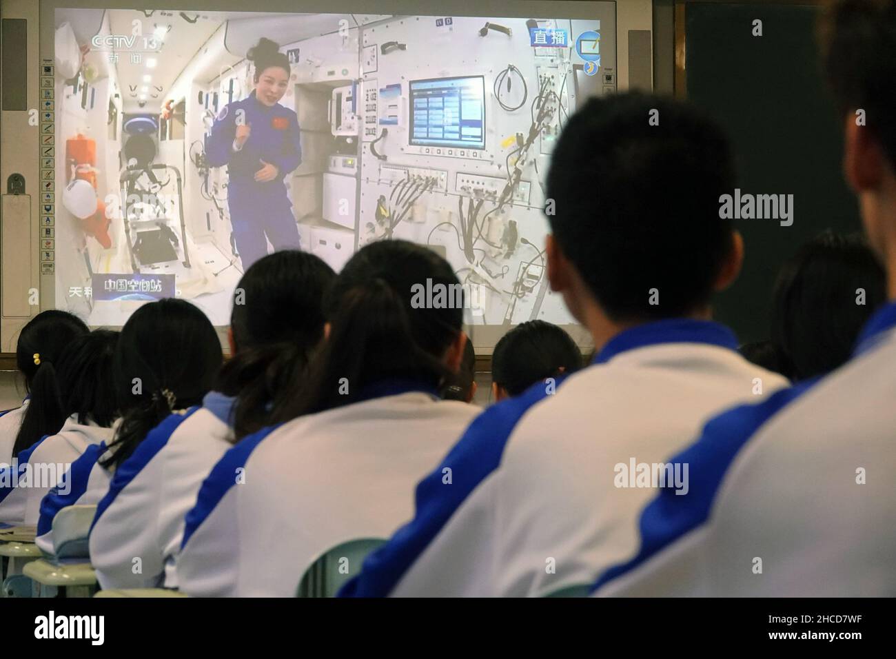 YANTAI, CHINA - DECEMBER 9, 2021 - Students watch the Tiangong Class at Fushan No. 1 High School, the Alma mater of astronaut Wang Yaping, in Yantai, Shandong Province, China, Dec. 9, 2021. The interactive teaching to the heavens and the earth in space, zhai zhigang, ya-ping wang, Ye Guangfu 3 astronauts in orbit is introduced to show the Chinese space station work life scenes, demonstration cytological experiments under low gravity environment, motion, the phenomenon such as liquid surface tension, and real-time communication with the ground class, disseminating the knowledge of manned space Stock Photo