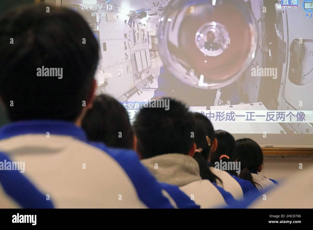 YANTAI, CHINA - DECEMBER 9, 2021 - Students watch the Tiangong Class at Fushan No. 1 High School, the Alma mater of astronaut Wang Yaping, in Yantai, Shandong Province, China, Dec. 9, 2021. The interactive teaching to the heavens and the earth in space, zhai zhigang, ya-ping wang, Ye Guangfu 3 astronauts in orbit is introduced to show the Chinese space station work life scenes, demonstration cytological experiments under low gravity environment, motion, the phenomenon such as liquid surface tension, and real-time communication with the ground class, disseminating the knowledge of manned space Stock Photo