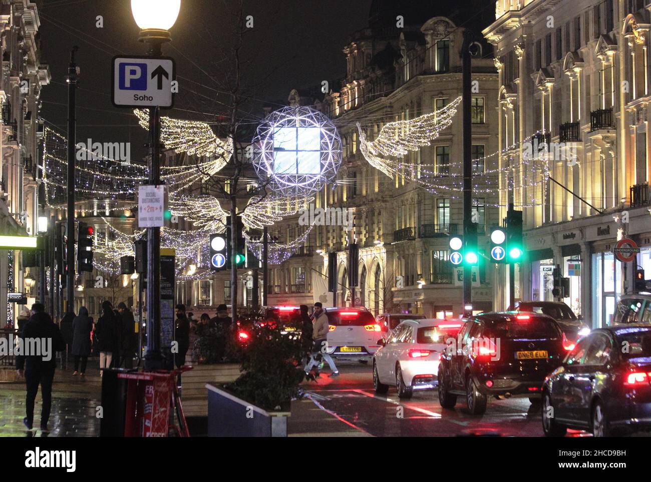 Central London was very very very very busy you could not go anywhere from Lancaster Gate to aldwych it was packed with traffic.oxford street, regent street, Oxford Circus ,Piccadilly Circus, piccadilly ,Bond Street, and everywhere was busy very busy from 6pm to 12.am then everybody went home and the streets were deserted Oxford street pall mall lower regent street regent street and everywhere no one there. Outside the shops in Oxford street there was no one queuing for tomorrow’s sales no one was there nothing 25/26-12-2021 blitz pictures Stock Photo