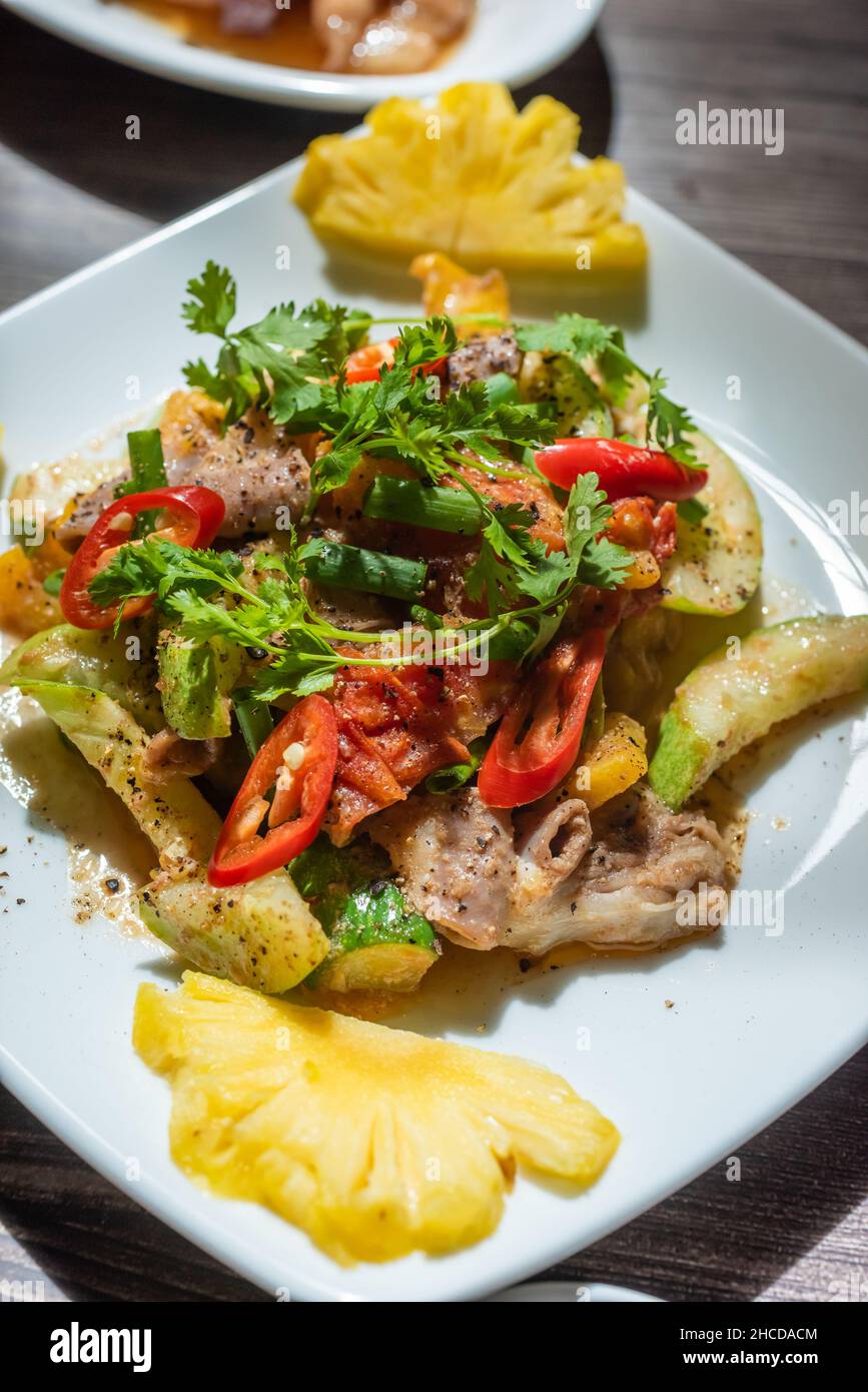 The dish of fried pork intestines with pineapple is very delicious