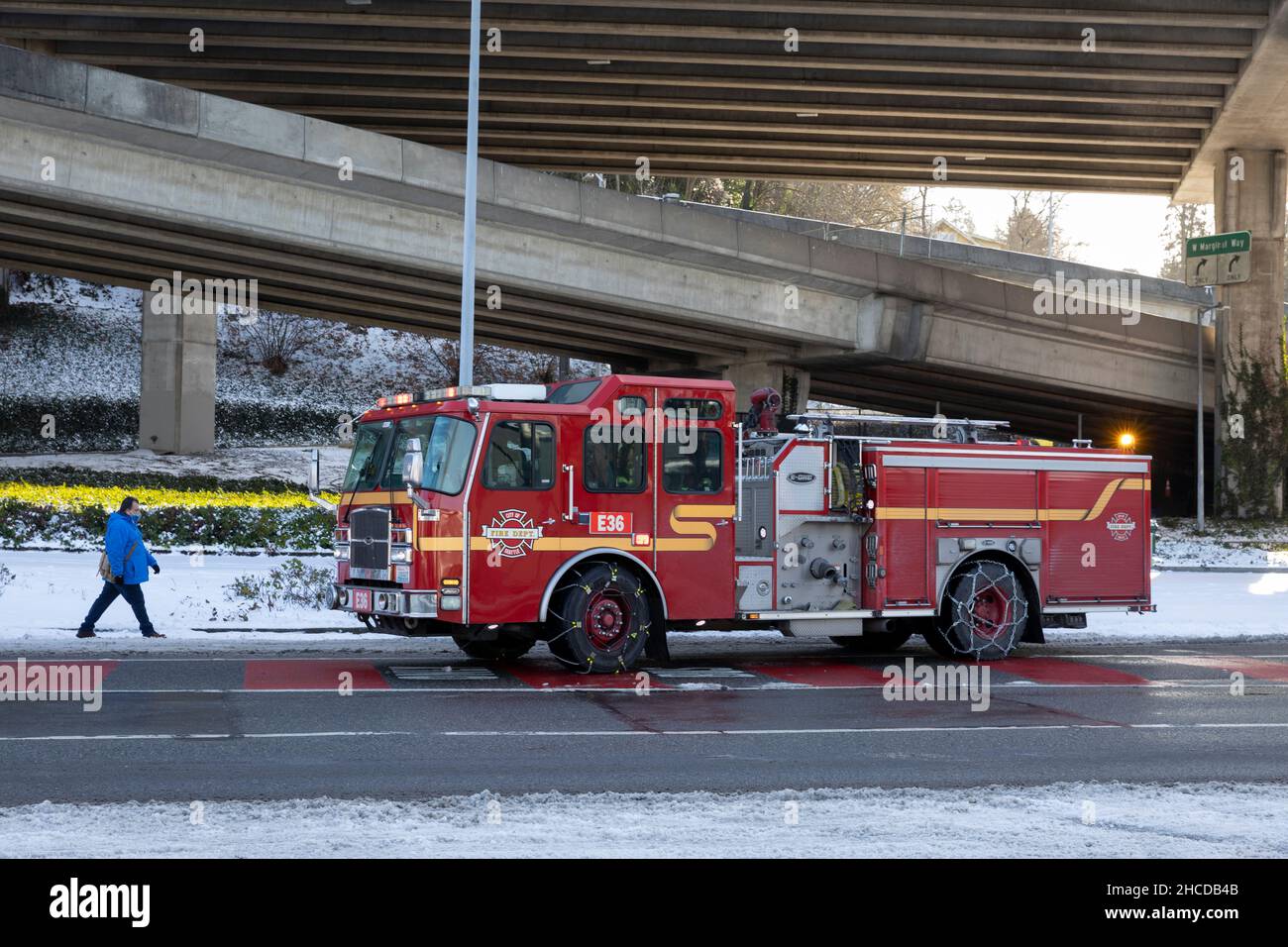 Seattle, Washington, USA. 27th December, 2021. The Seattle Fire Department responds to an emergency under the West Seattle Bridge as dangerously cold temperatures continue on Monday, December 27, 2021. Credit: Paul Christian Gordon/Alamy Live News Stock Photo