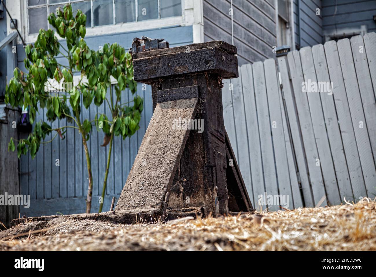 An old wooden base, once part of machinery used for oil production, sits in the front yard of a home along Court Street. Vista Hermosa is a neighborho Stock Photo