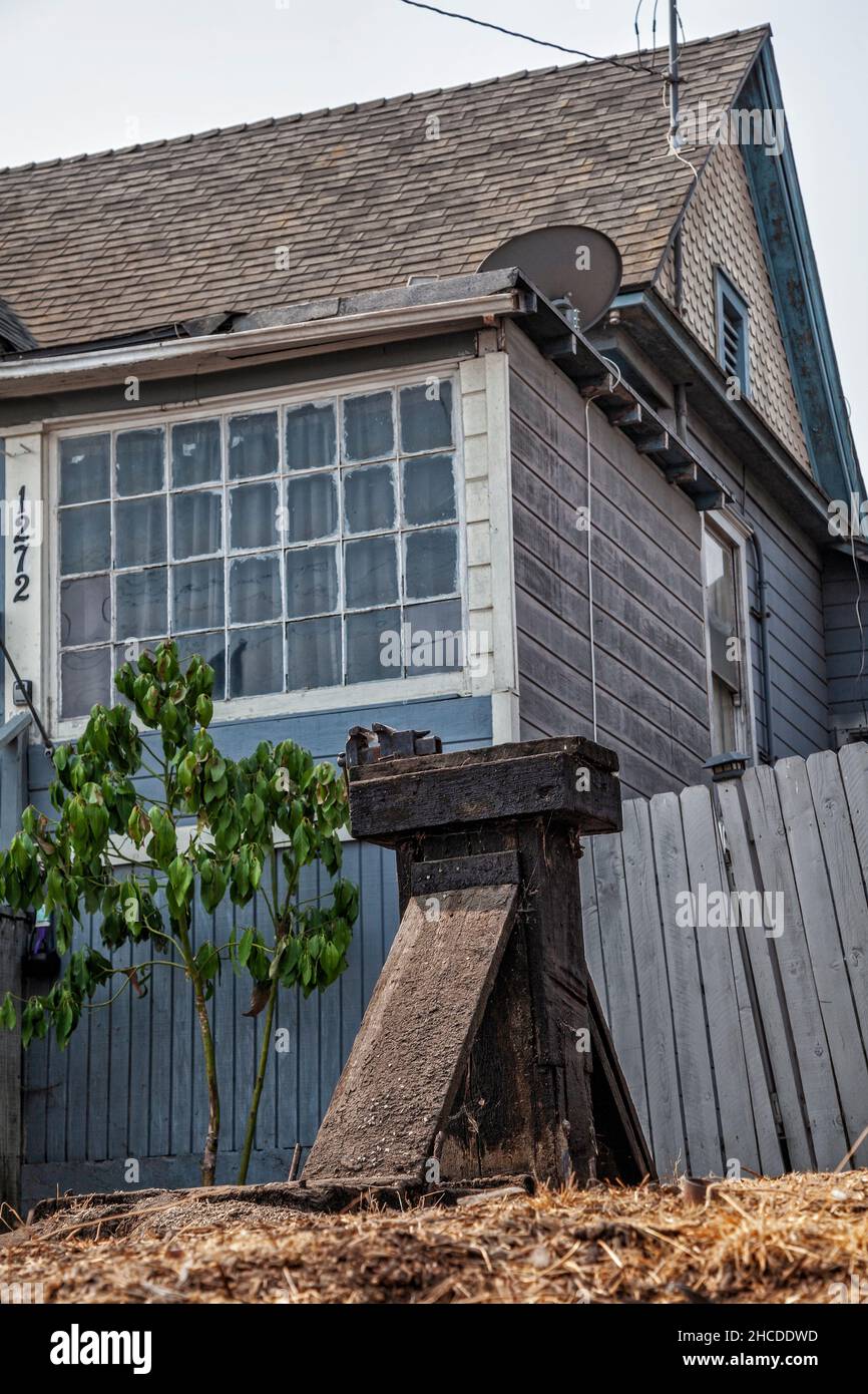 An old wooden base, once part of machinery used for oil production, sits in the front yard of a home along Court Street. Vista Hermosa is a neighborho Stock Photo