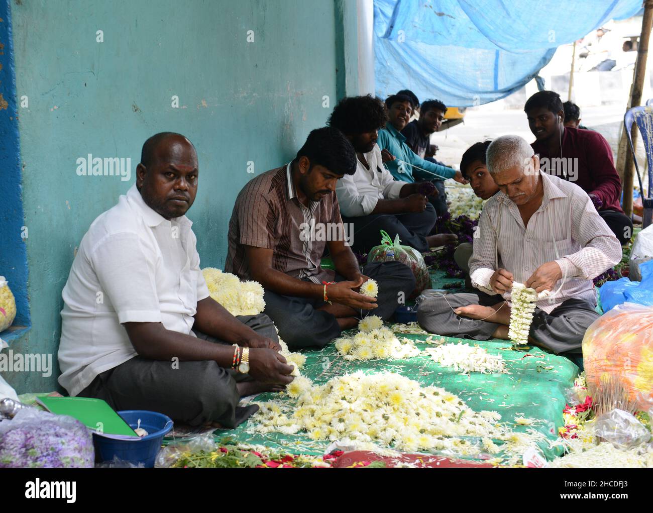 Flower garlands vendors in Bangalore, India Stock Photo Alamy