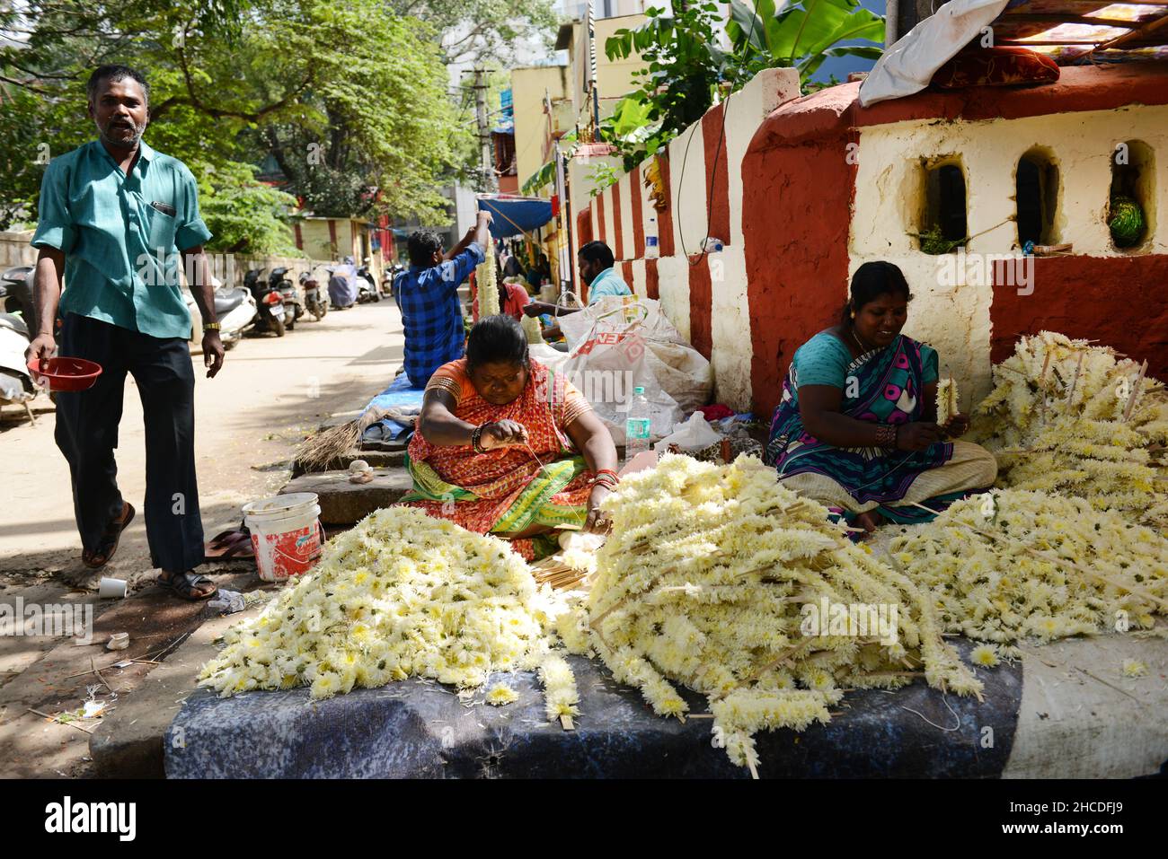 Flower garlands vendors in Bangalore, India Stock Photo Alamy
