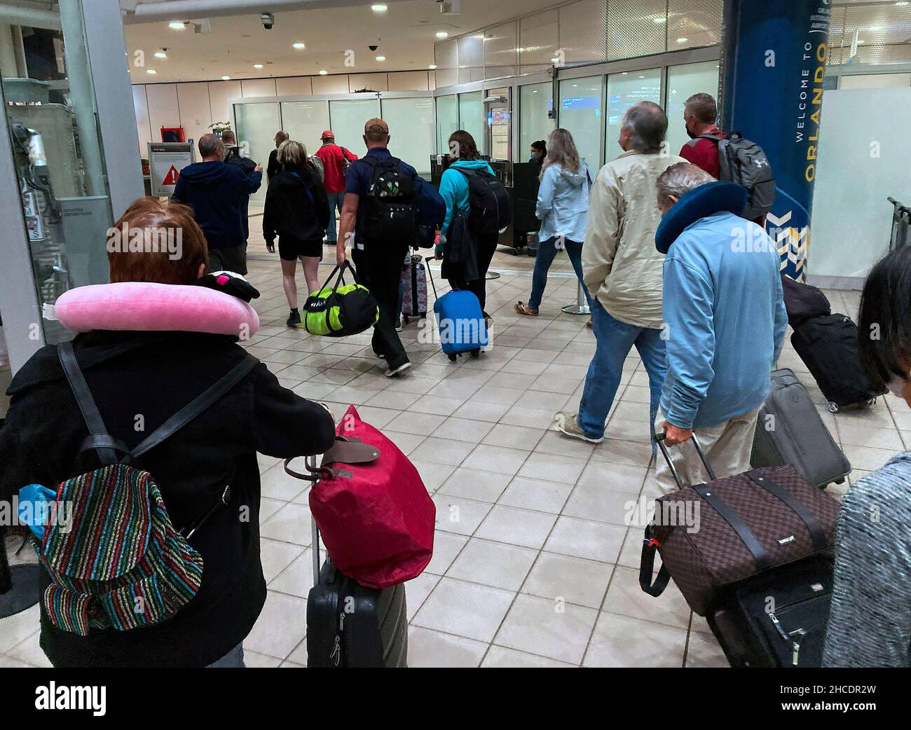 Orlando, United States. 27th Dec, 2021. Travelers are seen arriving on a flight at Orlando International Airport two days after Christmas. Due to flight crew shortages as a result of the COIVD-19 Omicron variant and due to other reasons, 760 flights to, from or within the US were canceled, and another 930 were delayed on December 27, 2021. Due to flight crew shortages as a result of the COIVD-19 Omicron variant and due to other reasons, 760 flights to, from or within the US were canceled and another 930 were delayed on December 27, 2021. Credit: SOPA Images Limited/Alamy Live News Stock Photo