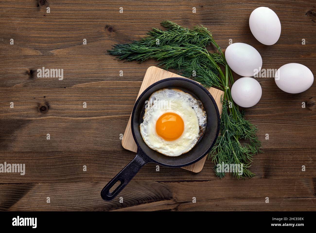 https://c8.alamy.com/comp/2HCE0EK/fried-chicken-egg-in-a-small-frying-pan-with-a-stand-2HCE0EK.jpg
