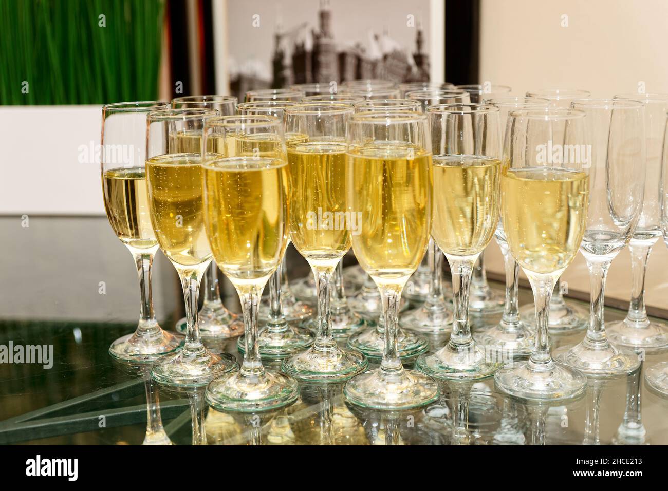 Restaurant wine glasses hires stock photography and images Alamy