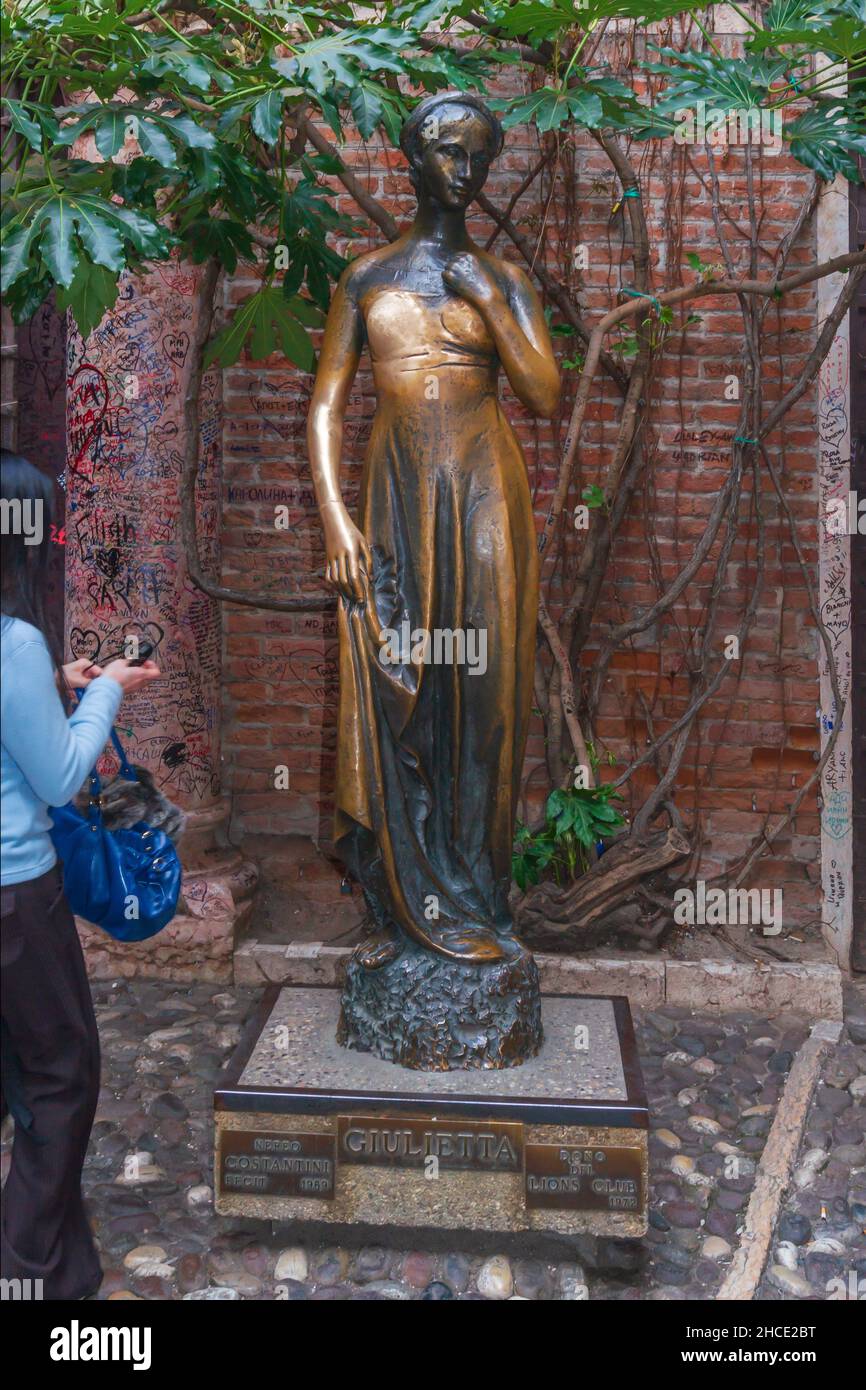 Via Cappello street, Giulietta's home, Statue, Verona, Veneto, Italy, Europe Stock Photo