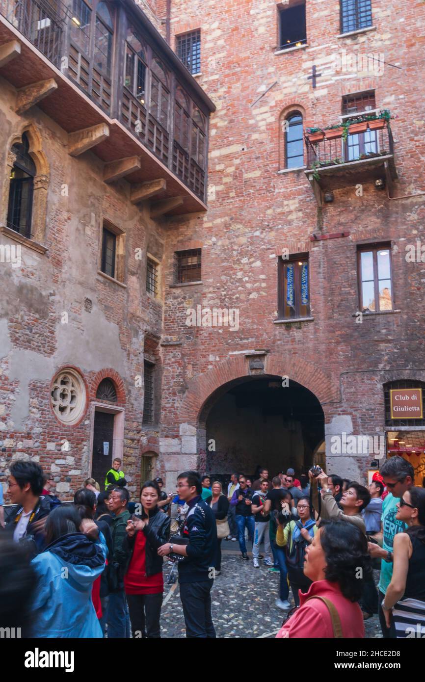 Via Cappello street, Giulietta's home, Tourists, Verona, Veneto, Italy, Europe Stock Photo