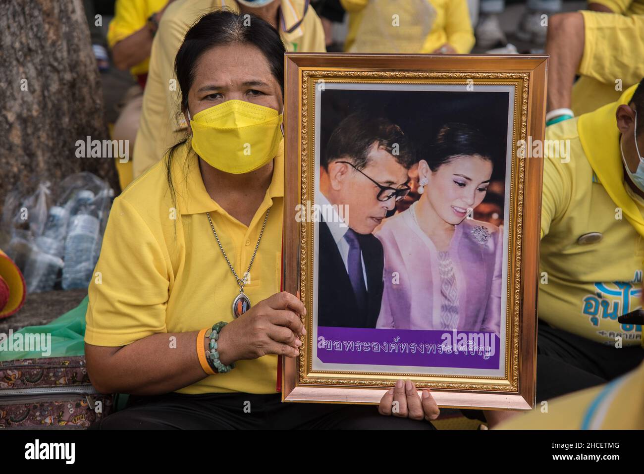 Bangkok, Thailand. 28th Dec, 2021. Thai royalist supporter holds the portrait of Thai King Maha Vajiralongkorn and Thai Queen Suthida, during the memorial at Wong Wian Yai.King Taksin Memorial Day is observed in Thailand on 28 December to commemorate his accession to the throne in 1768 after moving the capital from Ayudhaya to Thonburi (Thonburi is Bangkok's former name) Credit: SOPA Images Limited/Alamy Live News Stock Photo