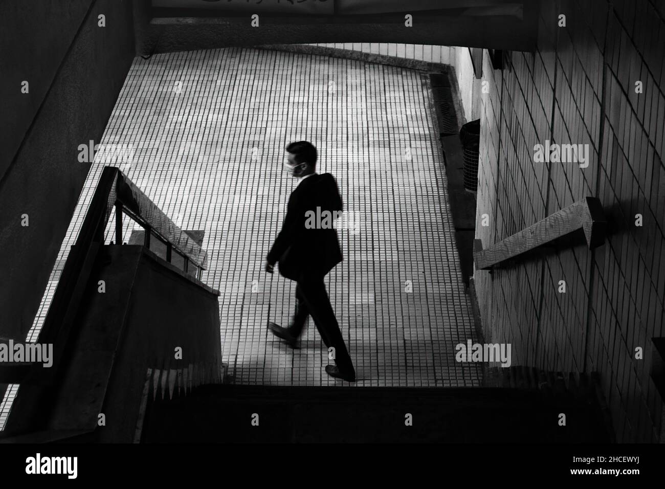 Man walking walk business suit hi-res stock photography and images - Alamy