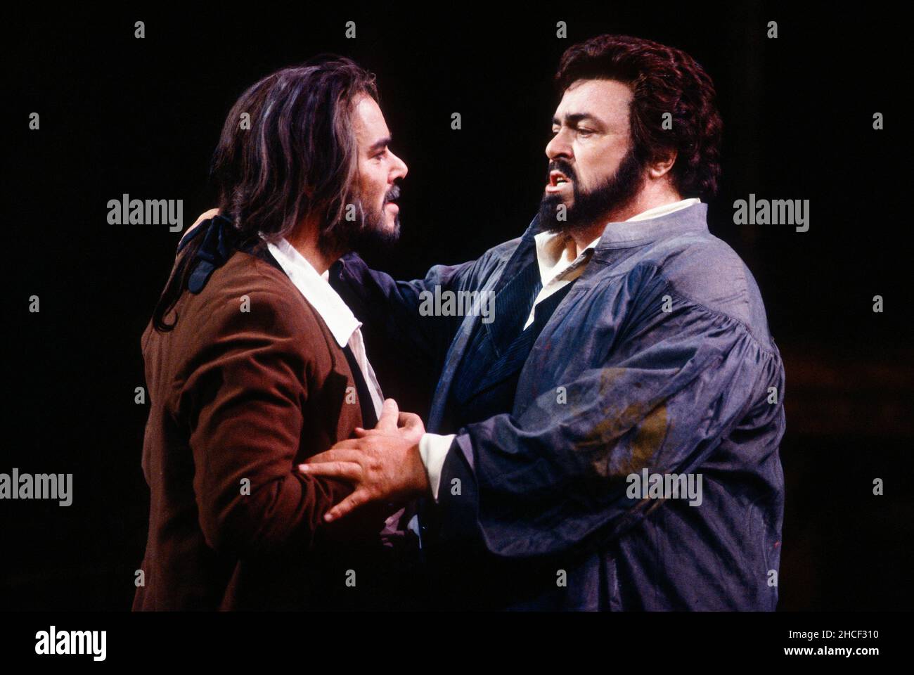 Act I - l-r: Roderick Earle (Cesare Angelotti), Luciano Pavarotti (Mario Cavaradossi) in TOSCA by Puccini at The Royal Opera, Covent Garden, London WC2  12/09/1992  conductor: Zubin Mehta  set design: Renzo Mongiardino  costumes: Marcel Escoffier  revival lighting: John B Read  original director: Franco Zeffirelli  revival director: John Cox Stock Photo