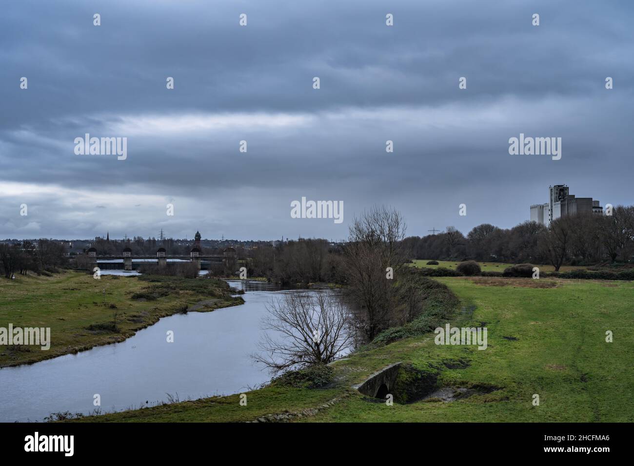 view over the Ruhr wetlands  at Mülheim Raffelbergbrücke in Speldorf. Silo of the Rhein Ruhr harbour on the right and dam with the district of Styrum Stock Photo