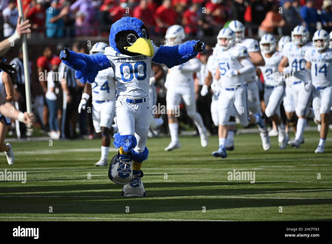 Dallas, Texas, USA. December 28, 2021: Air Force Falcons Mascot The Bird running with the team during the ServPro First Responder bowl game between The United States Air Force Academy and the University of Louisville Cardinals at Gerald J. Ford Stadium in Dallas, TX. Air Force leads the first half against Louisville, 28-14. Patrick Green/CSM Credit: Cal Sport Media/Alamy Live News Stock Photo
