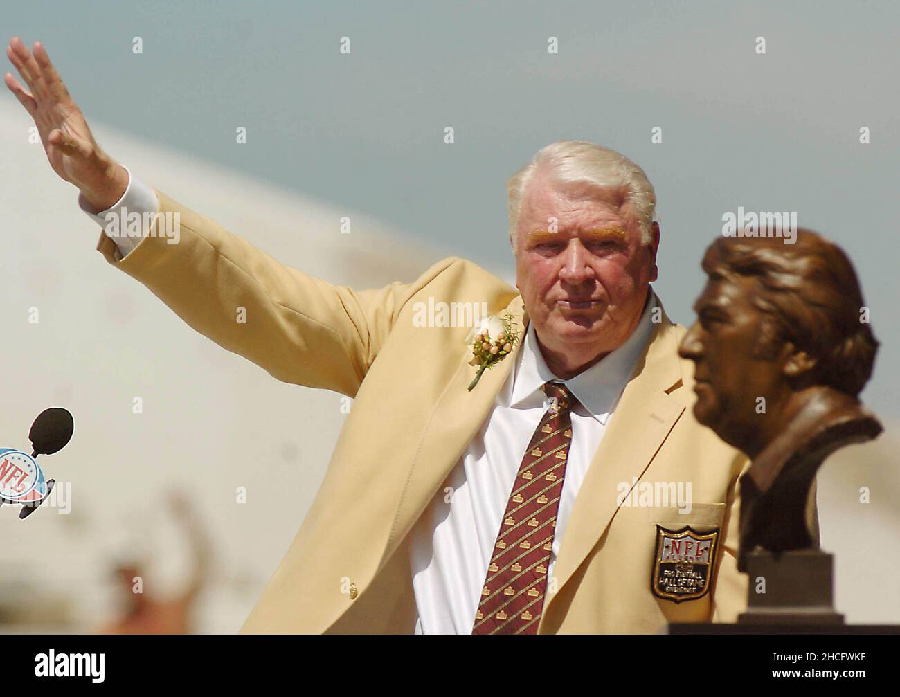 Canton, USA. 05th Aug, 2006. John Madden, pictured August 5, 2006, retired from broadcasting Thursday, April 16, 2009, abruptly ending a career that altered the tone and content of sports analysis and made him an iconic, cross-generational media star. (Photo by Bob Larson/Contra Costa Times/MCT/Sipa USA) Credit: Sipa USA/Alamy Live News Stock Photo