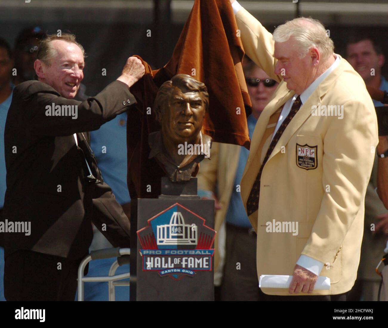 Canton, USA. 05th Aug, 2006. John Madden is joined by Al Davis in unveiling Madden's bust at the Pro Football Hall of Fame induction ceremony on Saturday, August 5, 2006, in Canton, Ohio. (Photo by JBob Larson/Contra Costa Times/MCT/Sipa USA) Credit: Sipa USA/Alamy Live News Stock Photo