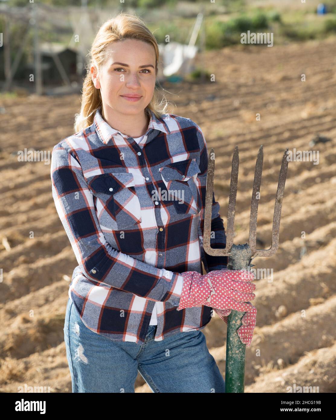 Woman farmer loading garden wheelbarrow with manure Stock Photo - Alamy